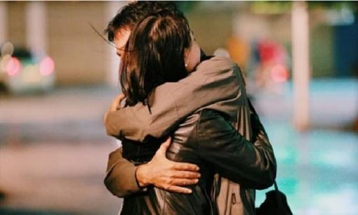 Bạn ôm một người phụ nữ, nếu cô ấy có 3 biểu hiện này có nghĩa là cô ấy yêu bạn