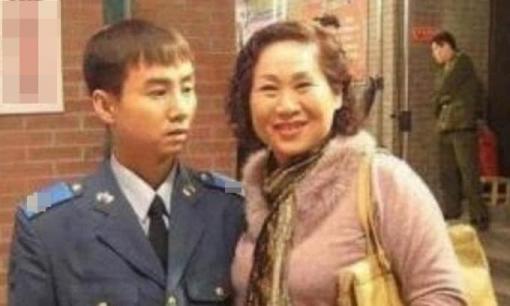 Vô tình đưa mẹ vào làng giải trí, nay mẹ anh nổi tiếng khắp cả nước trong khi anh không có phim để quay