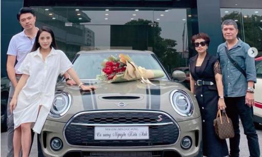 Ca nương Kiều Anh mua xế hộp tiền tỉ tặng bố mẹ ruột