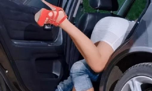 Đang 'nhấp nhô' trên xe, cặp đôi giật mình phát hiện bị quay phim, kẻ quay lén đe dọa bắt cô gái làm theo yêu cầu đáng xấu hổ