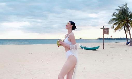 Đón tuổi mới, Khánh My tung bộ ảnh diện bikini nóng bỏng khoe dáng mướt mắt 