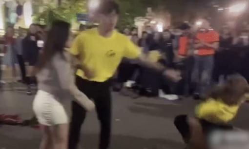 Cư dân mạng tranh cãi trước mối tình 'tay ba' gây xôn xao phố đi bộ