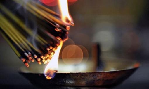 Ngày Rằm thắp trên bàn thờ bao nhiêu nén hương đúng và tốt nhất?