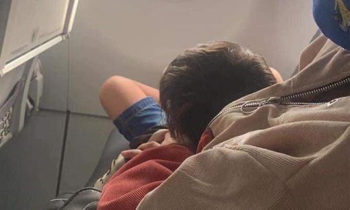Mẹ cho con chiếm ghế trên máy bay còn biện minh: 'Con nít mà, nhường nó tí đi!'