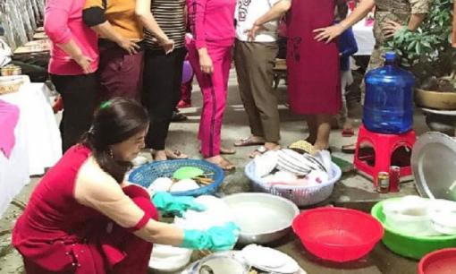 Cô gái ngày đầu về làm dâu ngồi rửa đống mâm bát đầy ụ, các bà cô bên chồng đứng chống tay cười đùa