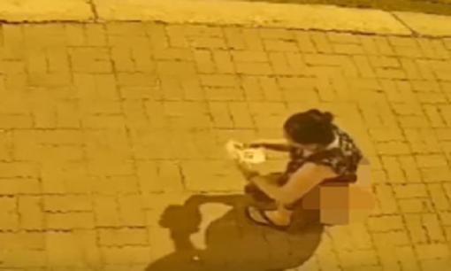 Bức xúc việc hàng xóm cho chó sang nhà đi vệ sinh, người phụ nữ có màn trả đũa chưa từng có tiền lệ