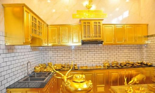Ngôi nhà dát vàng từ tủ bếp đến bàn ghế, xoong nồi... khiến du khách choáng ngợp