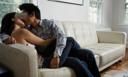 Lắp camera khi đi công tác, chàng trai sốc khi phát hiện vợ sắp cưới và đồng nghiệp ngủ với nhau ngay tại phòng khách