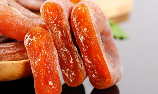 Sương muối trên quả hồng khô là gì? Rửa sạch có ăn được không? Nhiều người đang hiểu sai