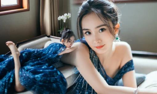 Dương Mịch diện đầm xanh biển đêm sang chảnh hút hồn, vai áo không biết vô tình hay cố ý mà cứ rơi hờ hững