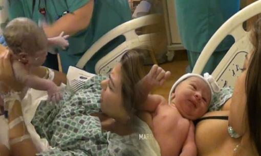 Sinh con kiểu Kardashian: Phát sóng cảnh trong phòng sinh, tự tay kéo em bé ra ngoài khiến hàng triệu người 'há hốc mồm' 