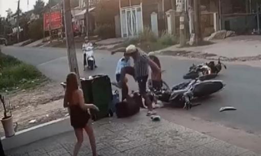 Công an truy tìm người đàn ông hùng hổ đánh nữ sinh sau va chạm giao thông