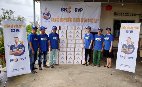 Cựu đội trưởng Manchester United Robin Van Persie ủng hộ miền trung sau lũ lụt