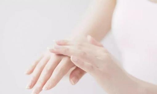 Mỗi sáng, dành 10 phút thực hiện 10 động tác đơn giản trước khi làm việc giúp tinh thần phấn chấn, tràn đầy năng lượng