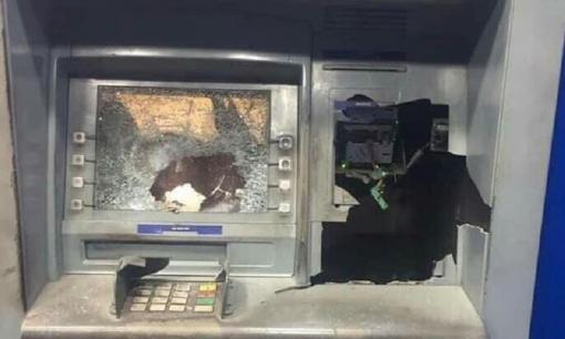 Cãi nhau với vợ vì rút 11 triệu nhưng chỉ nhận được 5 triệu, 'ma men' vác búa đập phá cây ATM