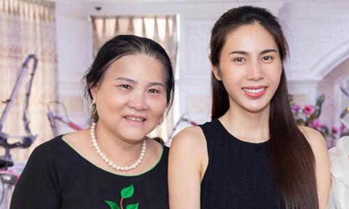 Thủy Tiên lần đầu đi sự kiện cùng mẹ chồng, được fan hâm mộ vây kín