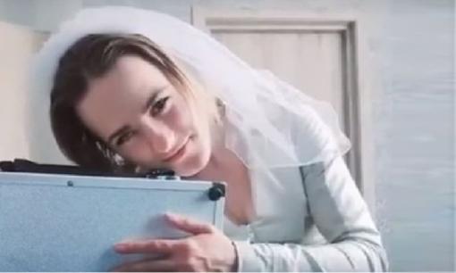 Chuyện lạ có thật: Cô gái 24 tuổi người Nga cưới chiếc cặp làm 'chồng'