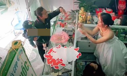 Đang chuẩn bị lên xe hoa về nhà chồng, cô dâu vẫn vui vẻ chạy ra bán thuốc cho khách