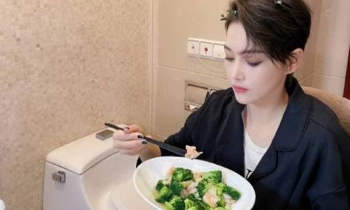 Tình địch một thời của Phạm Băng Băng ngồi ăn cạnh bồn cầu, câu chuyện thuở cơ hàn bất ngờ được nhắc lại 