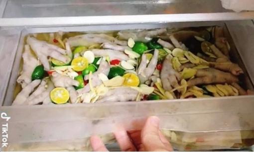 Chàng trai ngâm chân gà sả tắc bằng cách đổ trực tiếp vào ngăn mát tủ lạnh, dân mạng đồng loạt phản đối vì mất vệ sinh