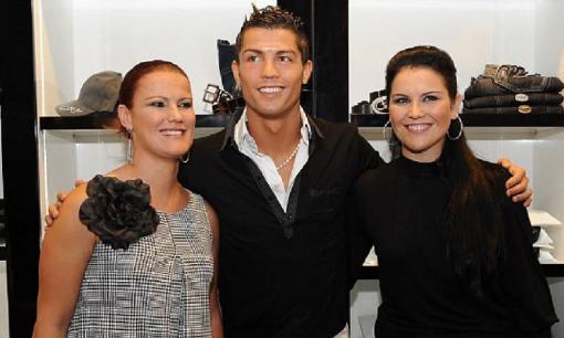 Ronaldo và những lần muối mặt vì 2 bà chị chuyên 'vạ miệng'