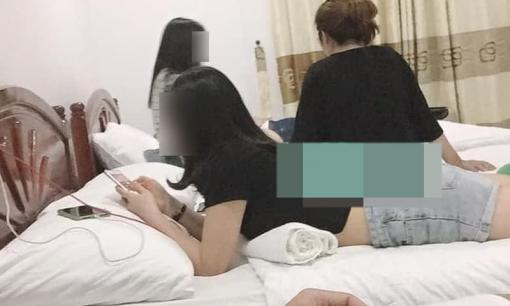 Chàng trai nhận đủ 'gạch đá' khi lên mạng than thở chuyện bị chia tay vì đi chơi và ngủ chung phòng với 3 bạn gái