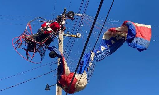 Không phải ống khói, ông già Noel này đã mắc kẹt trên... dây điện khi đi phát quà Giáng sinh