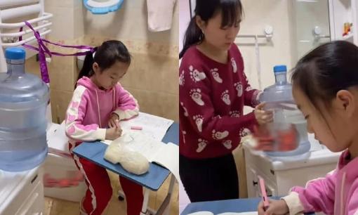 Bà mẹ chuyển hẳn bàn học của con gái vào nhà vệ sinh khiến cư dân mạng chia phe tranh cãi dữ dội