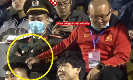 Khoảnh khắc 'tặng socola' cực đáng yêu của HLV Park Hang Seo 'đốn tim' dân mạng