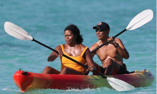 Vợ chồng Obama nhận 'gạch đá' khi tận hưởng kỳ nghỉ sang chảnh ở Hawaii giữa mùa dịch
