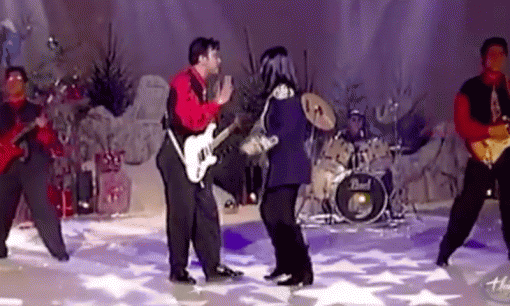 Dân mạng xúc động chia sẻ lại clip vợ chồng nghệ sĩ Chí Tài cùng ban nhạc trình diễn mừng Giáng sinh 28 năm trước