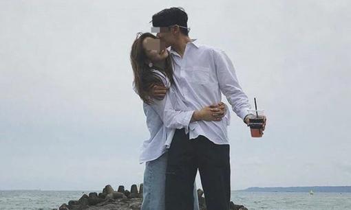 Cô gái ngoài 30 yêu 'phi công' kém 8 tuổi nhưng chàng mãi không chịu cưới, dân tình dự đoán tương lai 'chẳng lành'