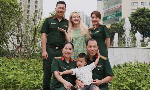 Hậu Hoàng khoe ảnh gia đình '3 đời làm quân nhân' nhưng dân tình chỉ dán mắt vào chi tiết đặc biệt