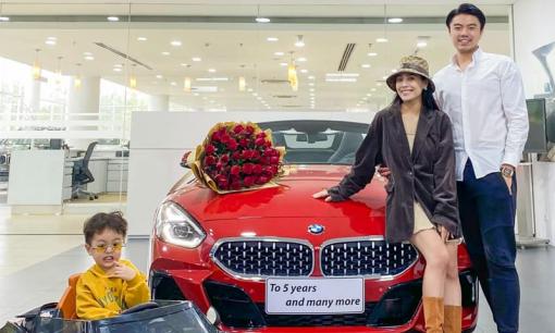 Vợ chồng ca nương Kiều Anh mua xế sang hơn 3 tỷ nhân dịp kỷ niệm 5 năm ngày cưới 