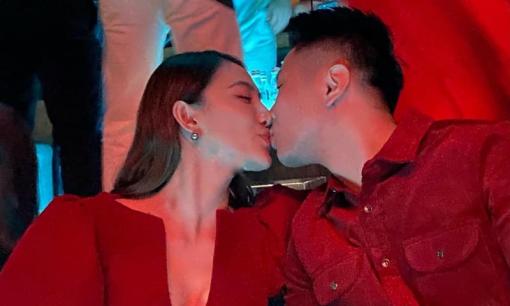 Lê Hà ngọt ngào hôn ông xã khi đón tuổi mới