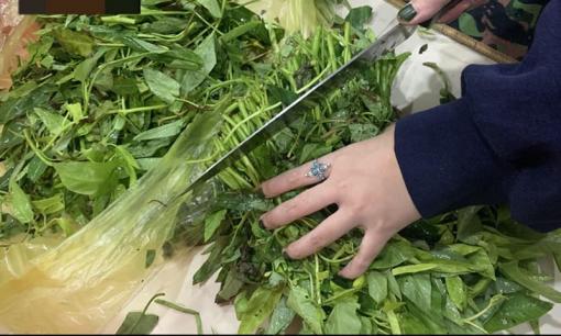 Đến nhà bạn trai ra mắt, cô gái bị mẹ chồng tương lai 'đuổi thẳng cổ' chỉ vì chuyện dùng dao cắt mớ rau