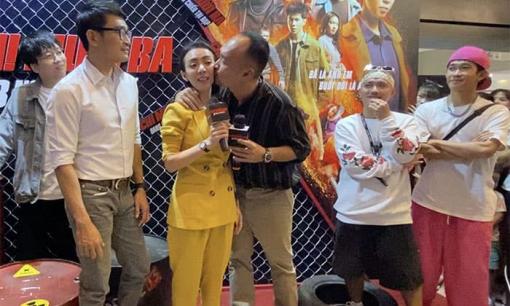 Tiến Luật hôn Thu Trang say đắm rồi... xin thêm tiền