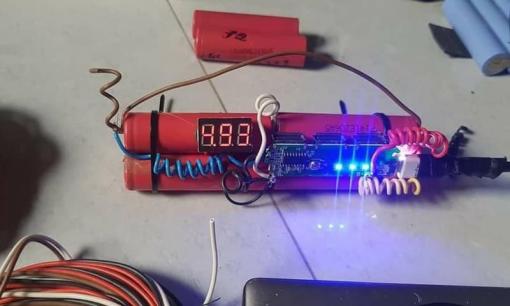 Đi đám cưới người yêu cũ, chàng trai làm món quà tự chế để tặng, ai ngờ bị cả họ tình cũ kéo đến tận nhà tìm