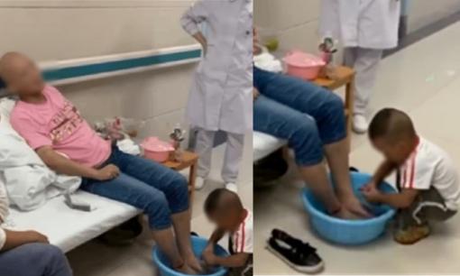 Xót xa cậu bé 2 tuổi tỉ mẩn rửa chân cho người mẹ bị ung thư giai đoạn cuối