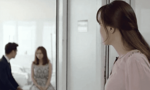 Biết chồng ngoại tình với cô giáo của con gái, bà mẹ thông minh đã có pha đánh ghen đỉnh cao