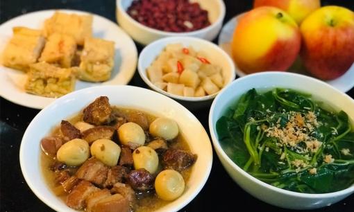 Bố mẹ lên chơi, chàng trai nhờ bạn gái nấu ăn, về đã thấy mâm cơm thịnh soạn nhưng ai ngờ đều là 'hàng chợ' từ A-Z