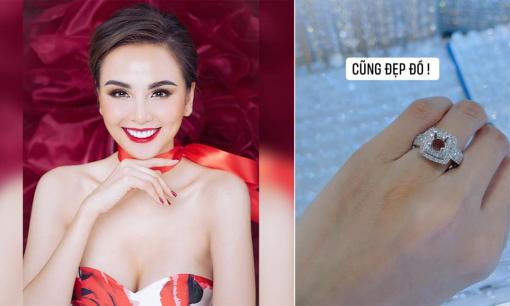 Hoa hậu Diễm Hương gây chú ý khi đeo nhẫn to đùng ngón áp út