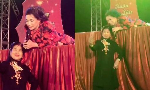 Chiều lòng fan lớn tuổi, ca sĩ Phi Nhung vừa hát vừa tạo dáng 'khó đỡ' để chụp hình