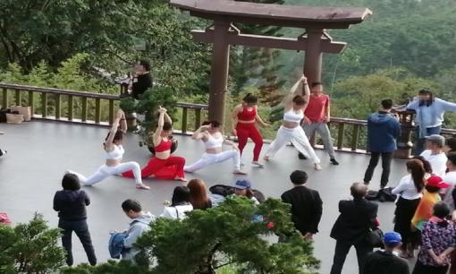 Nhóm phụ nữ ăn mặc phản cảm tại chùa Linh Quy Pháp Ấn gây bức xúc