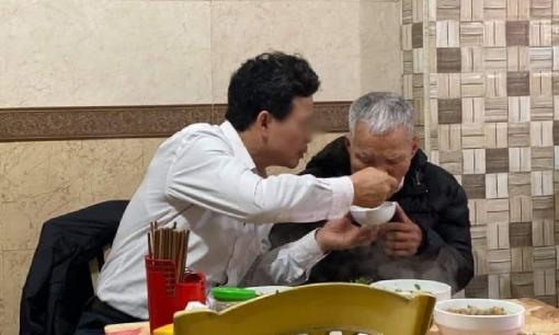 Cảm động chàng trai giữ lời hứa, hơn 10 năm chăm sóc bố mẹ bạn gái đã khuất 