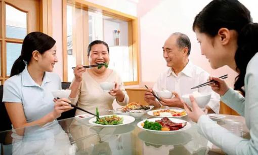 Bức xúc vì chị chồng tương lai soi chuyện ăn không mời, cô gái lên mạng kể lể ai ngờ bị 'ném đá sấp mặt'