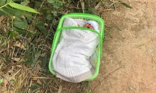 Bé trai sơ sinh bị bỏ rơi gần cổng chùa giữa thời tiết lạnh giá kèm lá thư 'không biết bố của con mình là ai'
