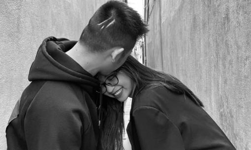 Tình cũ Quang Hải - Nhật Lê lần đầu công khai ảnh 'tay trong tay' với bạn trai mới 