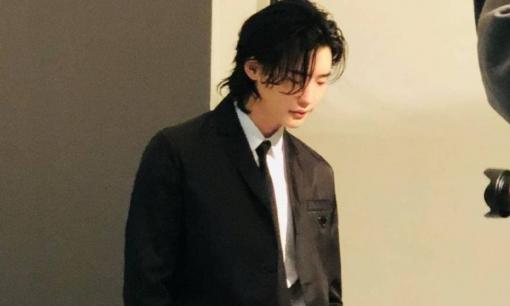 Mới trở lại sau khi xuất ngũ, Lee Jong Suk đã làm điên đảo mạng xã hội với hình ảnh tóc dài lãng tử