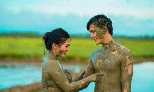 Cặp đôi thực hiện bộ ảnh cưới độc - lạ giữa ruộng ngập bùn